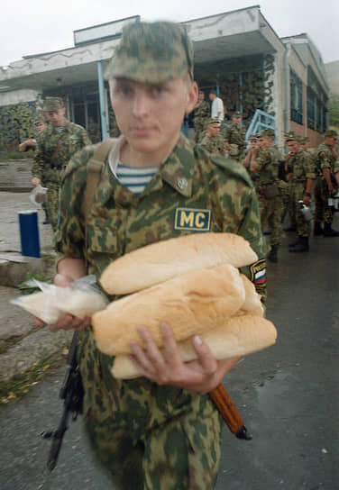 Российский солдат получает продовольствие для своего подразделения в Косово 