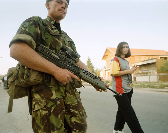 Солдат патрулирует улицу в Приштине
