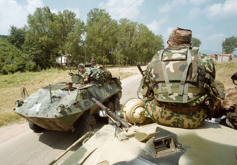 Встреча бронетехники российских миротворческих сил и НАТО на дороге в Косово