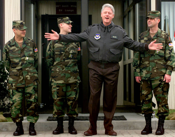 Президент США Билл Клинтон встречается с недавно освобожденными военнопленными на авиабазе Рамштайн в Германии в мае 1999 года