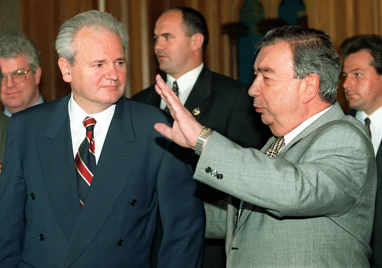 Президент Союзной Республики Югославия Слобадан Милошевич и премьер-министр России Евгений Примаков (справа)