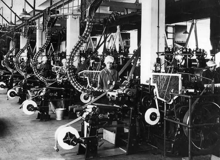 Изготовление банок для какао на заводе Cadbury в Борнвилле, 1929 год