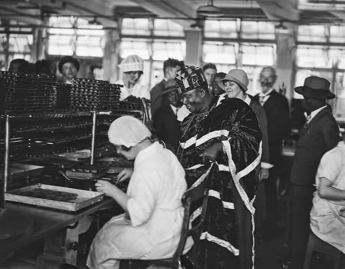 Король Ганы Офори Атта I посещает шоколадную фабрику Cadbury в Борнвилле, 10 июля 1928 года