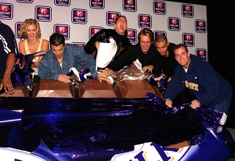 Ведущая MTV Донна Эйр и музыкальная группа Five едят самую большую плитку шоколада Cadbury's Dairy Milk, 1999 год