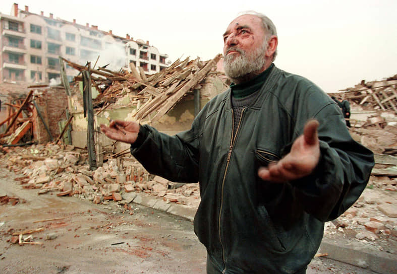 Житель Белграда перед перед руинами дома, в который попали ракеты НАТО