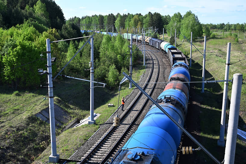 Грузовой поезд во время движения по Байкало-Амурской магистрали