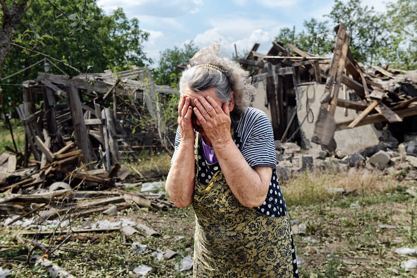 Розовка, ДНР. Местная жительница у своего дома, разрушенного в результате обстрела 