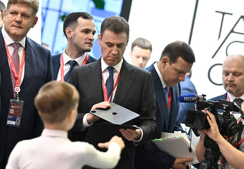 Вице-премьер Дмитрий Патрушев (в центре)