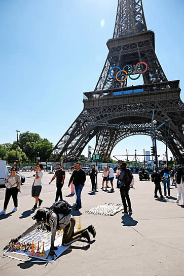 Париж. Эйфелева башня с олимпийскими кольцами