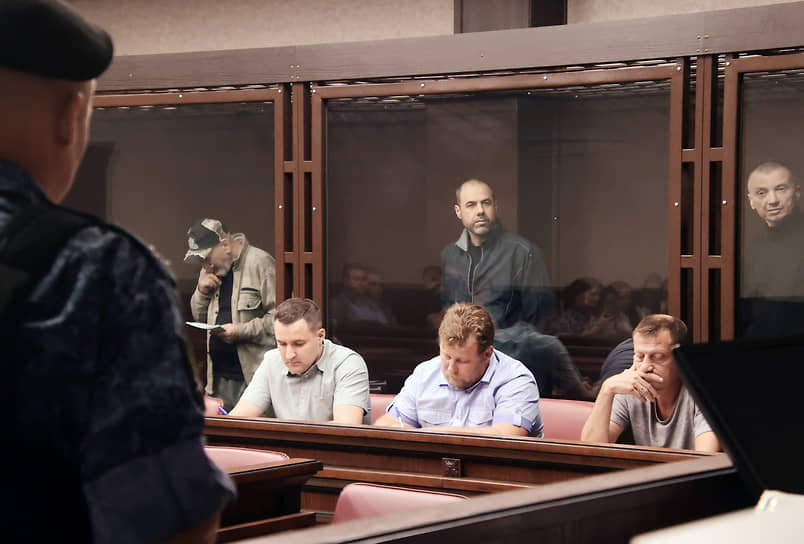 Обвиняемые Василий Чурилов (слева), Артем Ена (в центре) и Александр Погорелов (справа) во время заседания суда