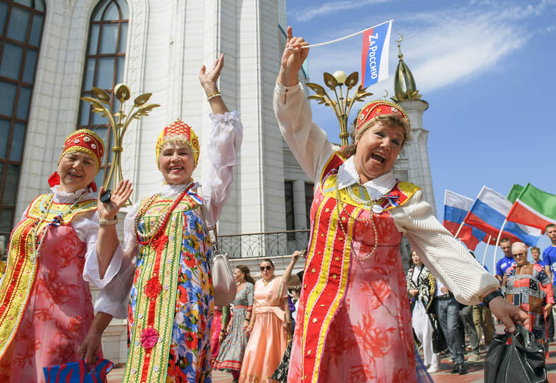 Участницы парада в Казани в национальных костюмах