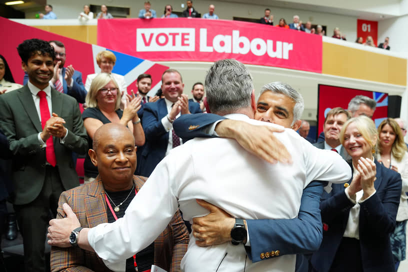 Лидер британской Лейбористской партии Кир Стармер (в центре) с мэром Лондона Садиком Ханом (справа) и членом Палаты лордов Дорин Лоуренс (слева)
