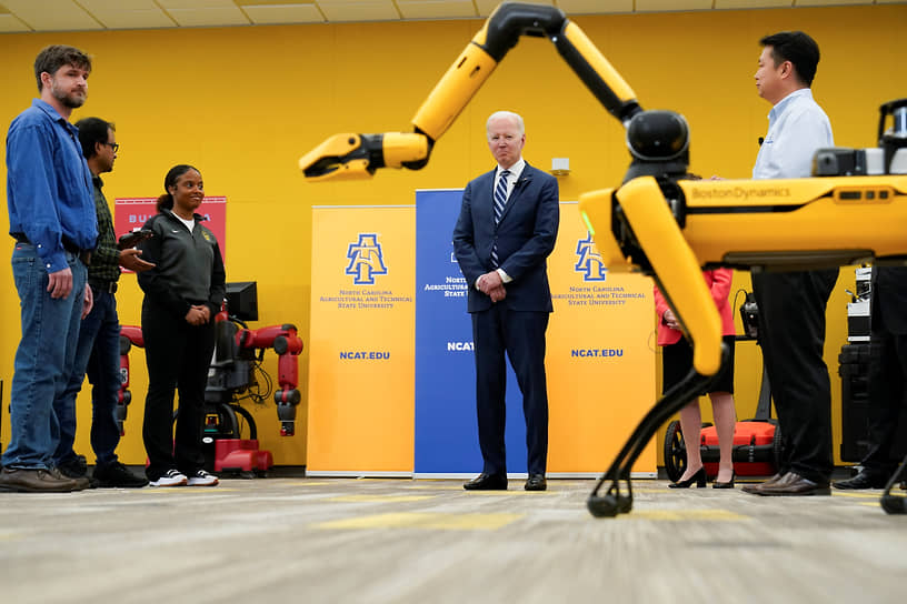 Президент США Джо Байден знакомится с робопсом Spot.