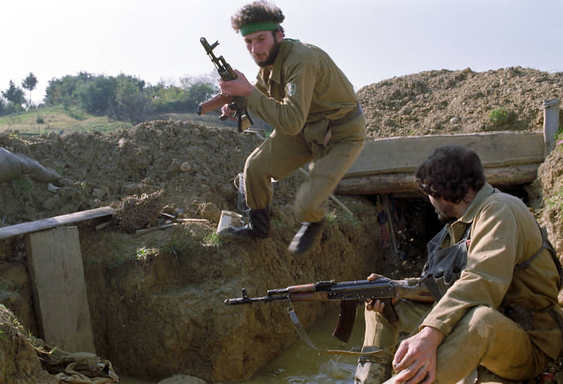 Абхазские ополченцы в окопе. 15 ноября 1992 года