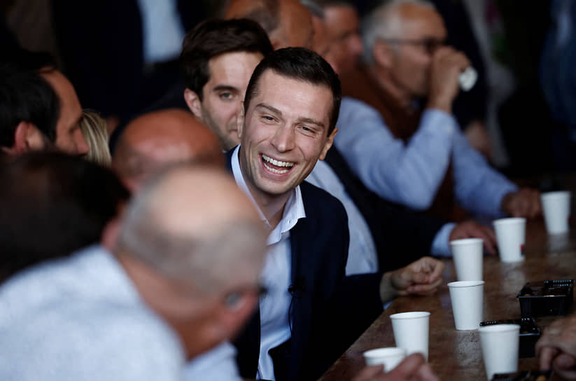 28-летний улыбчивый Жордан Барделля начал политическую карьеру уже в 16 лет. Он стал самым молодым региональным руководителем партии, самым молодым евродепутатом и вполне может стать самым молодым премьером Франции