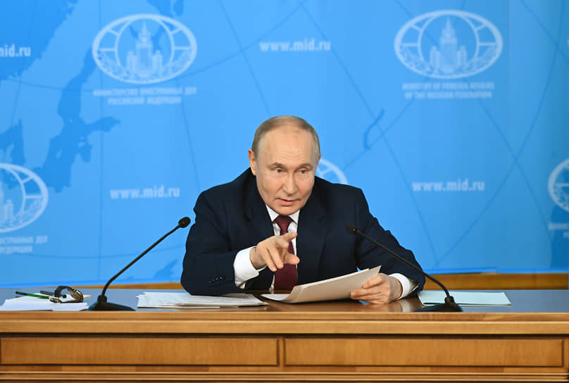 Президент России Владимир Путин на встрече с руководством МИД РФ