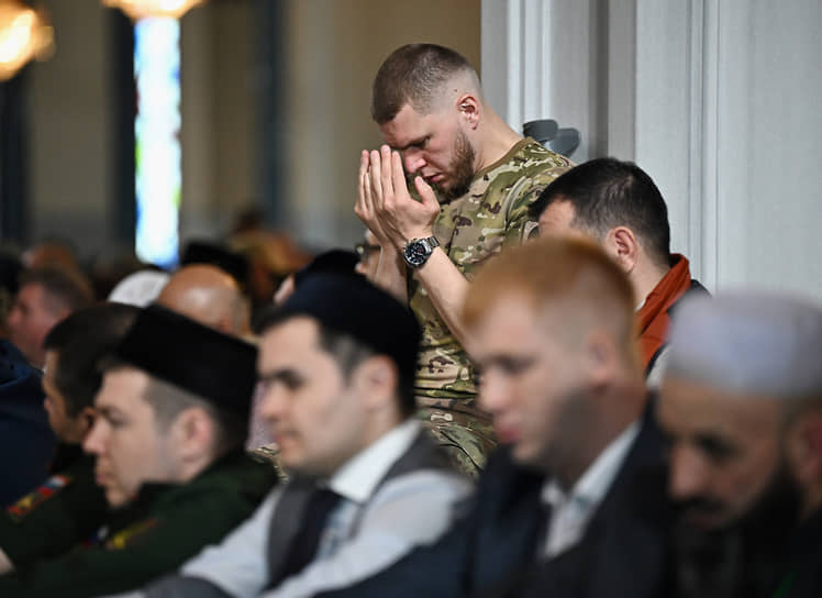 Москва. Верующие молятся в Соборной мечети