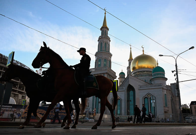 Москва. Конный патруль возле Соборной мечети 