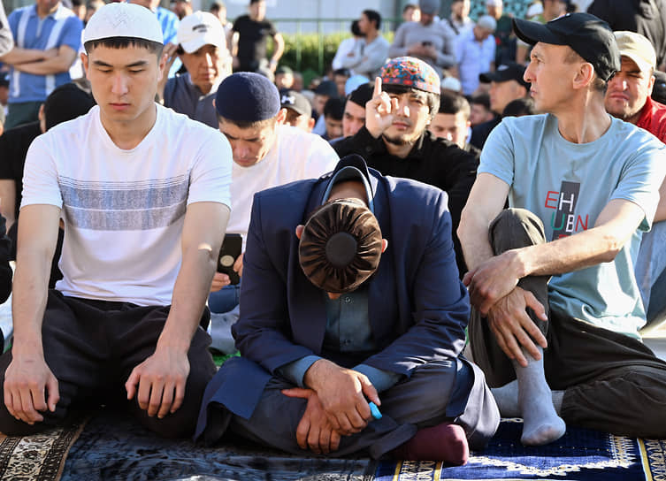 Москва. Верующие перед началом намаза в Соборной мечети
