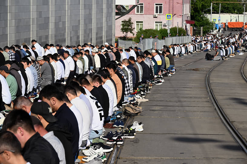 Москва. Верующие возле Соборной мечети