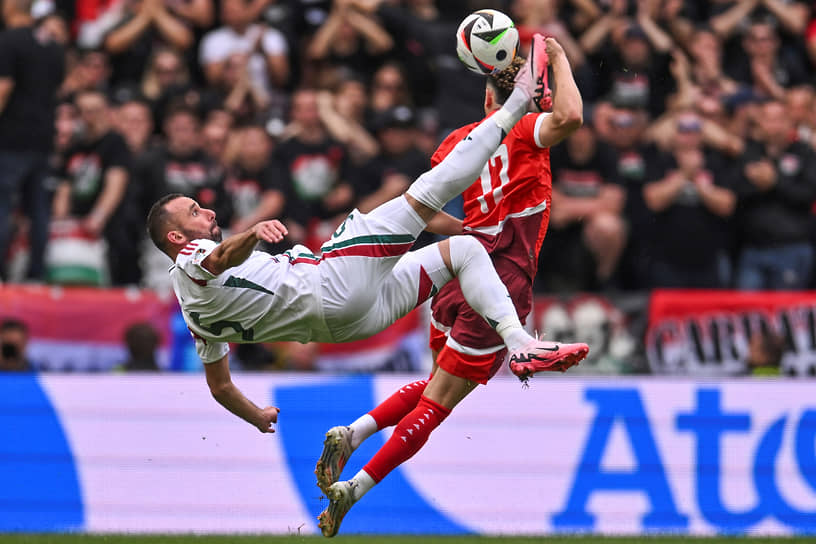 Защитник сборной Венгрии Аттила Фиола выбивает мяч в матче против Швейцарии