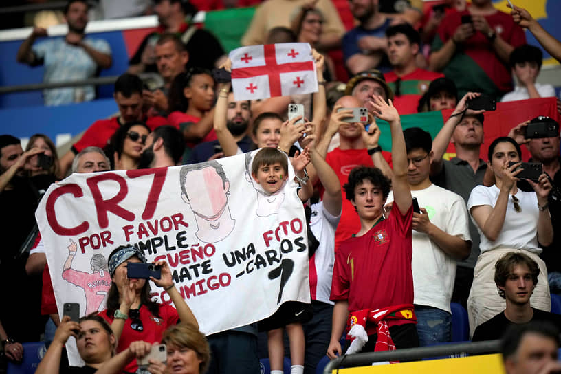 Португальские болельщики держат плакат, адресованный нападающему сборной Криштиану Роналду