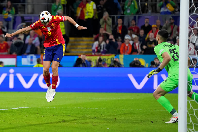 Испанский полузащитник Фабиан Руис забивает второй гол в ворота Грузии 