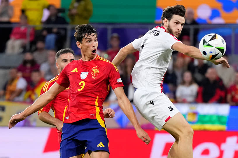 Мяч отскакивает от испанского защитника Робина Ле Нормана (слева) и залетает в свои ворота