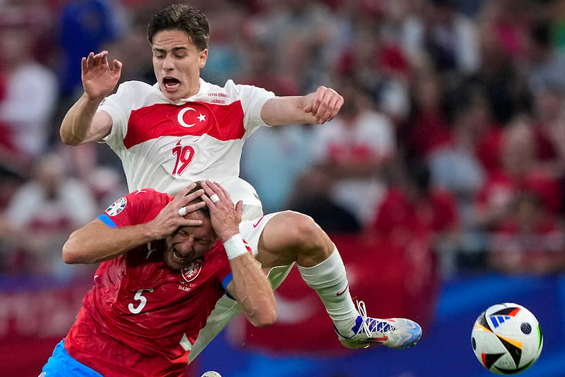 Полузащитник турецкой сборной Кенан Йылдыз (вверху) борется за мяч с чешским защитником Владимиром Цоуфалом