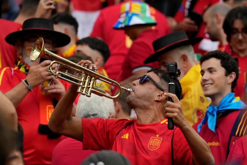 Испанский фанат играет на трубе во время матча против сборной Грузии 