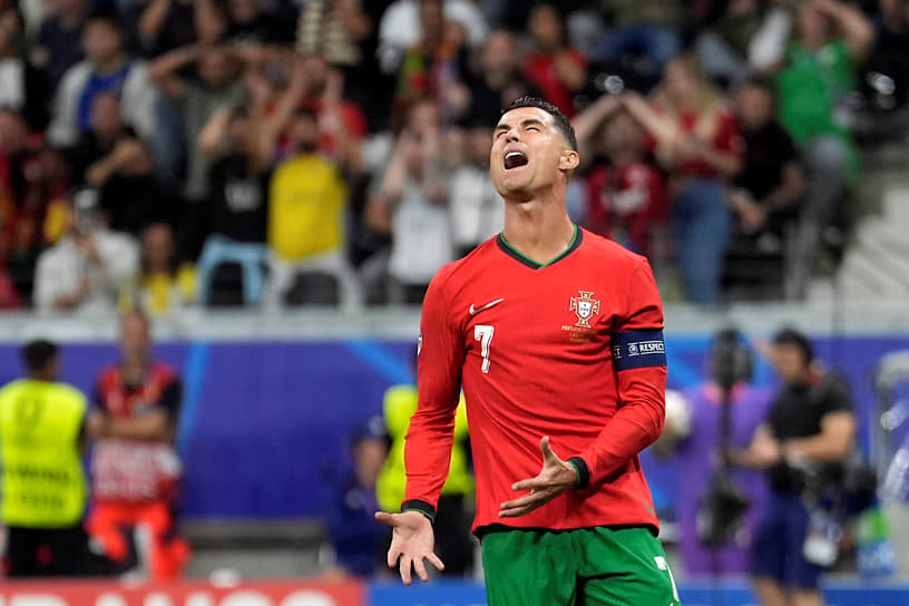 Капитан и нападающий сборной Португалии Криштиану Роналду плачет после незабитого пенальти в матче со Словенией