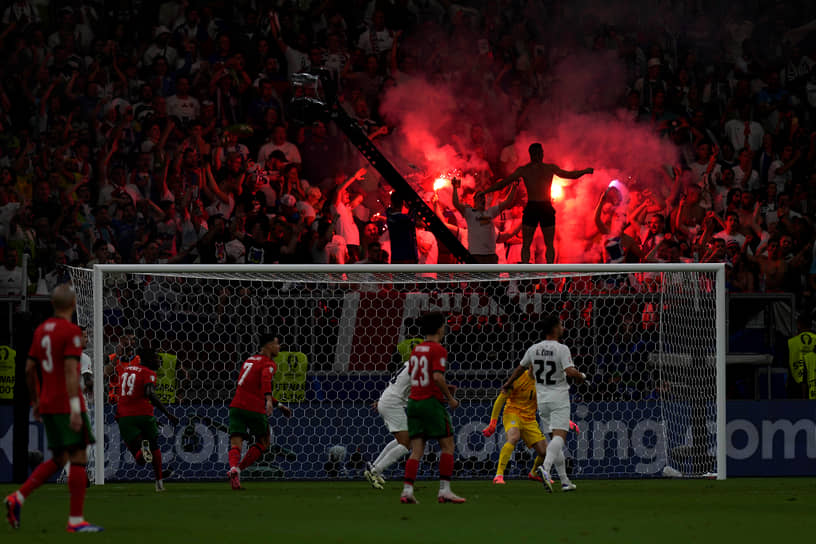 Фанаты жгут файеры на матче Португалия—Словения
