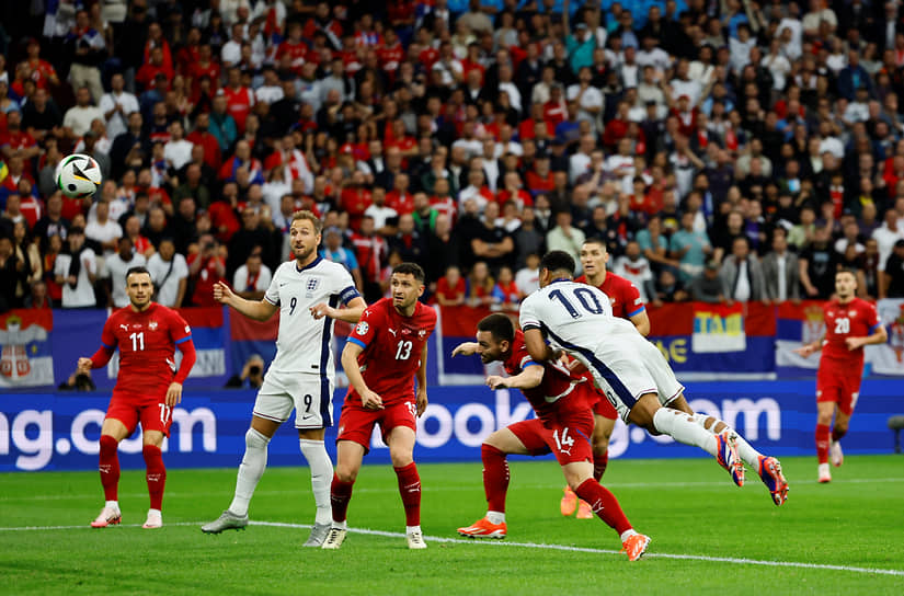 Нападающий сборной Англии Джуд Беллингем (№10) забивает гол в ворота команды Сербии