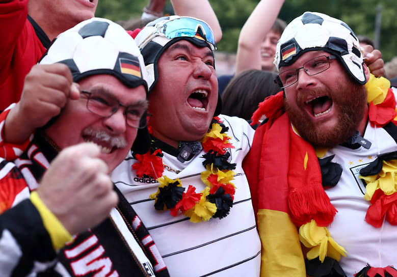 Болельщики Германии радуются первому голу сборной, забитому Флорианом Вирцем в ворота Шотландии 