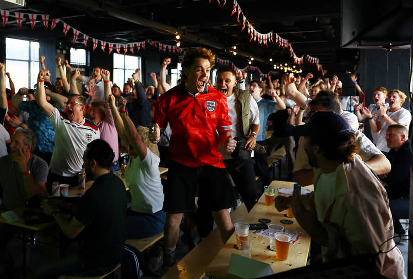 Болельщики Англии празднуют первый гол Джуда Беллингема в фан-парке 4TheFans в Далстоне 