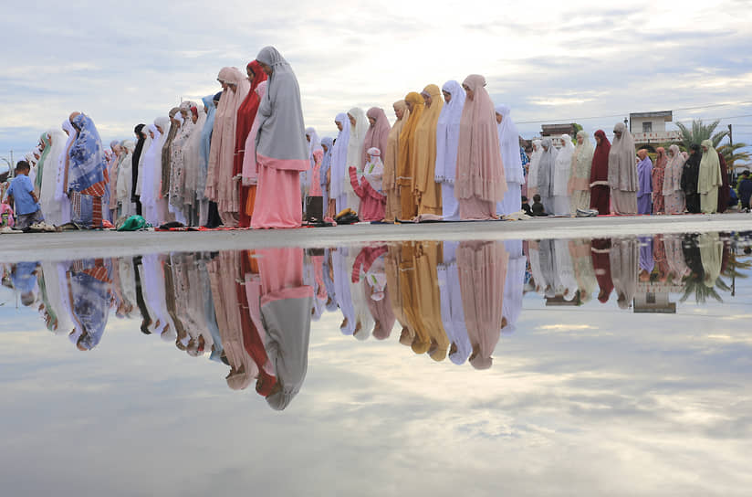 Меулабох, Индонезия. Праздничная молитва в Большой мечети Байтул Макмур по случаю Курбан-байрама 
