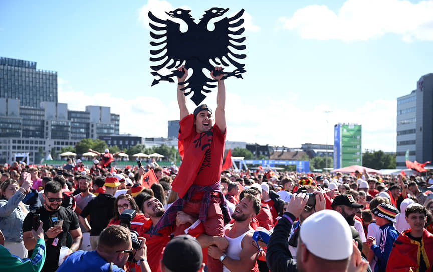 Болельщики из Албании празднуют ничью в матче с Хорватией. В руках фаната — двуглавый орел — символ страны  