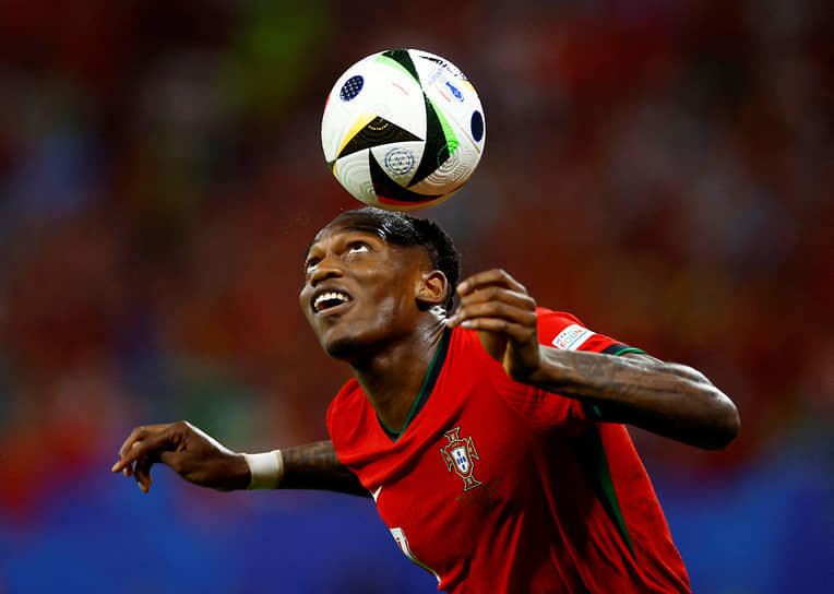 Нападающий сборной Португалии Рафаэл Леан принимает мяч головой 