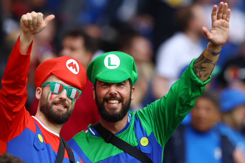 Итальянские болельщики в костюмах персонажей игры Mario Bros. Марио и Луиджи 