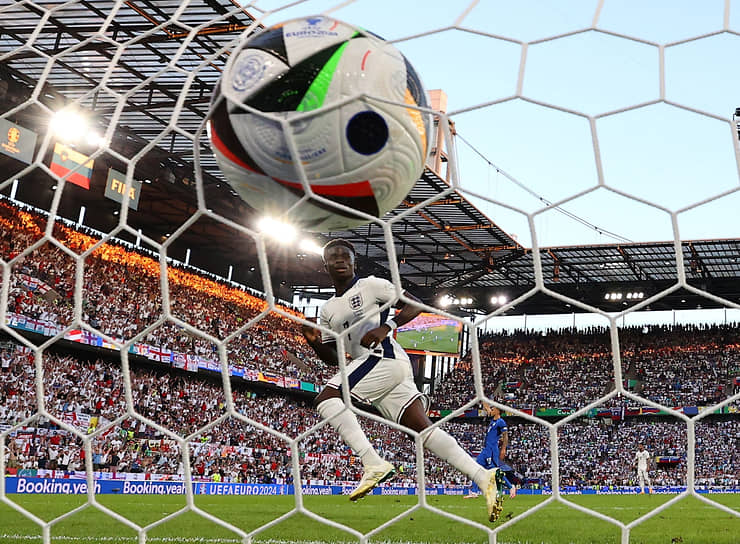 Английский полузащитник Букайо Сака забивает гол в ворота Словении, который впоследствии был отменен из-за офсайда