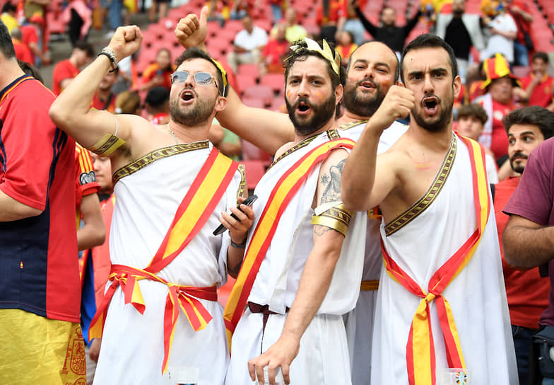 Одетые в тогу болельщики Испании перед матчем с Грузией