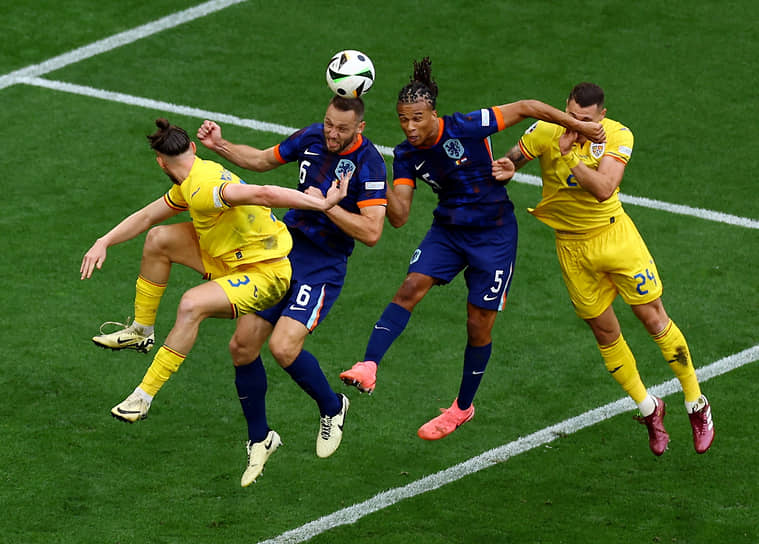 Борьба за мяч между игроками сборных Румынии и Нидерландов