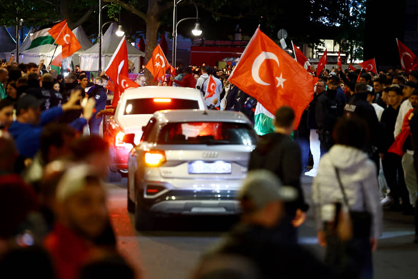 Болельщики Турции празднуют победу над сборной Австрии 