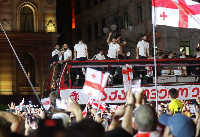 Грузинские фанаты приветствуют футболистов национальной сборной на площади Свободы в Тбилиси