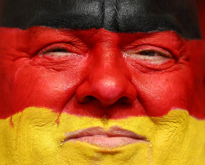 Болельщик сборной Германии перед матчем его команды с Испанией 