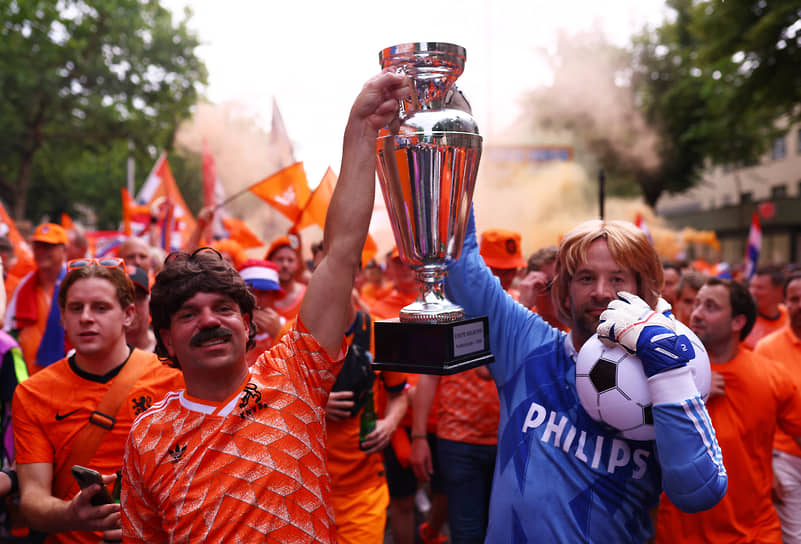 Болельщики сборной Нидерландов проносят копию Кубка UEFA по улицам Берлина перед матчем с Турцией