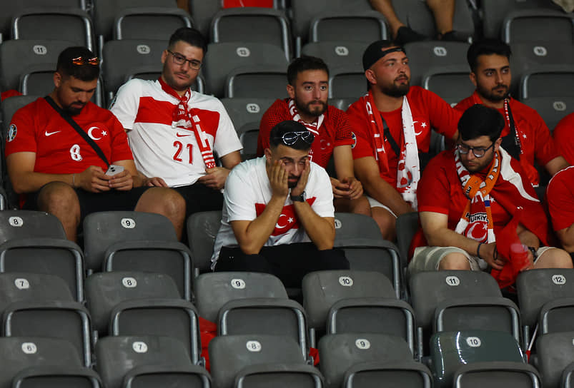 Турецкие болельщики разочарованы поражением национальной сборной в матче 1/4 финала против Нидерландов