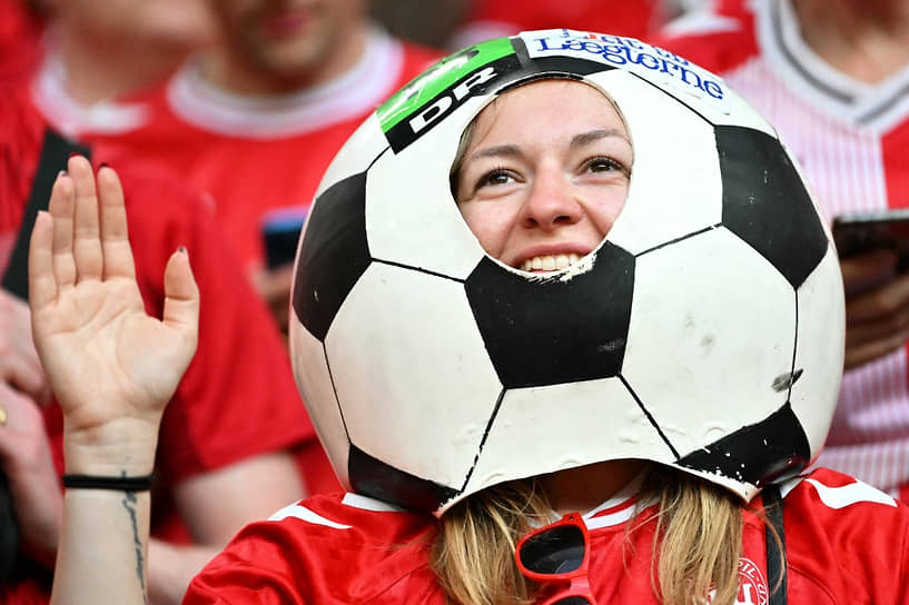 Болельщица сборной Дании в образе футбольного мяча