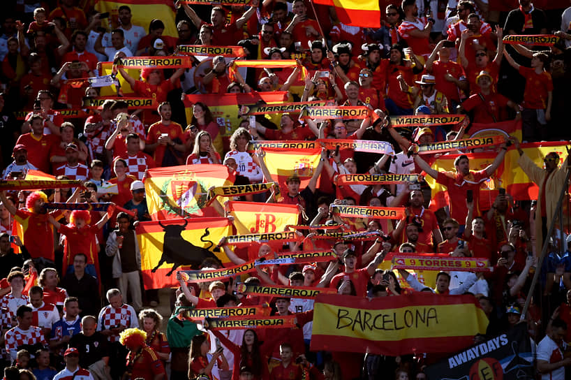 Болельщики сборной Испании растягивают баннеры в цветах национального флага