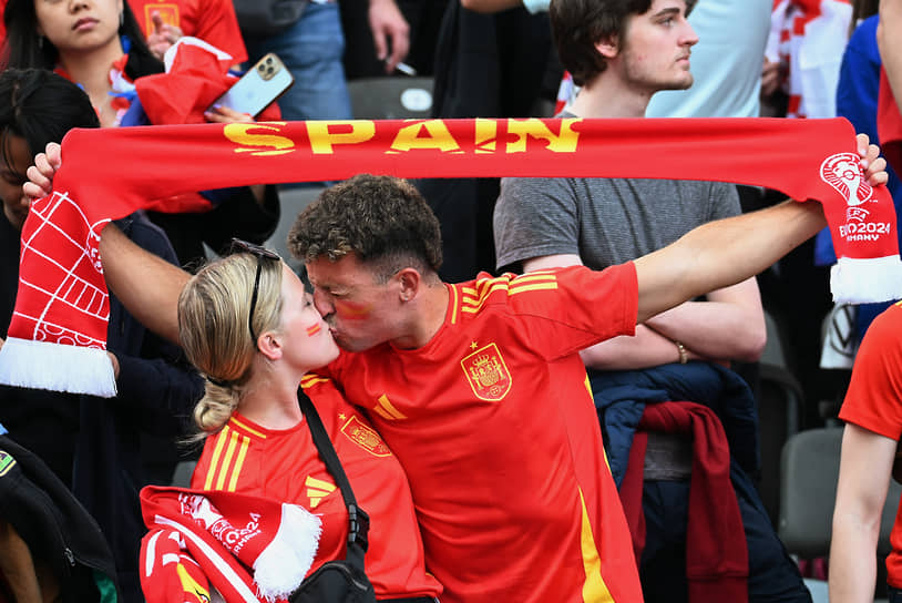 Болельщики целуются на матче Испания—Хорватия